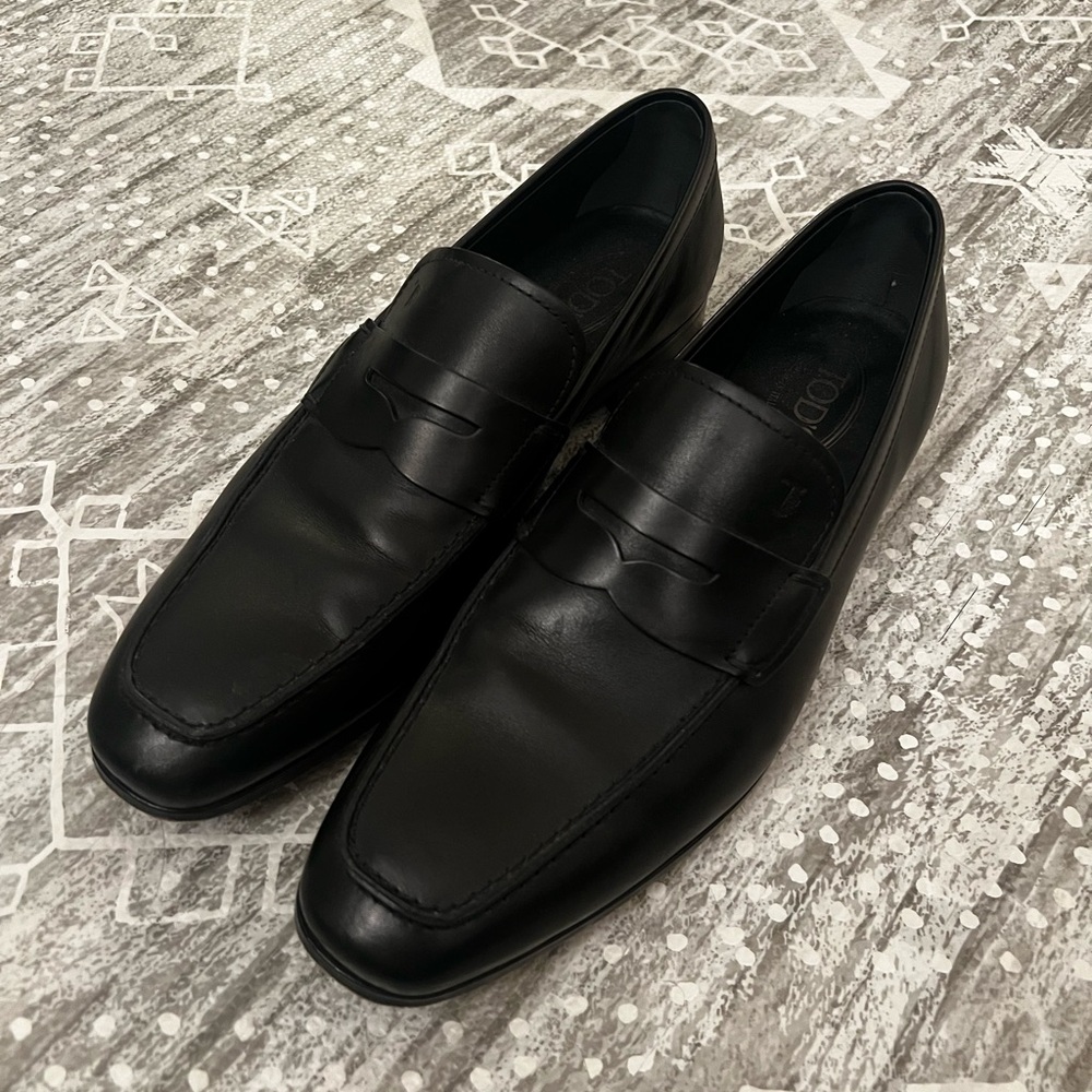 Tod's Elegant Black Leather Loafers